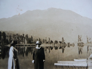 2a-couple-of-society-girls-at-cashmerre-bay-back-in-the-day